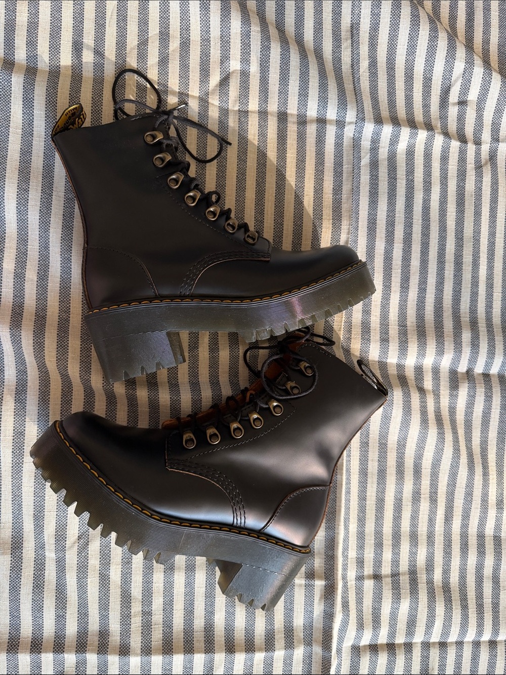 NWOT Dr. Martens Leona Women’s Leather Heeled Boots Sz 7